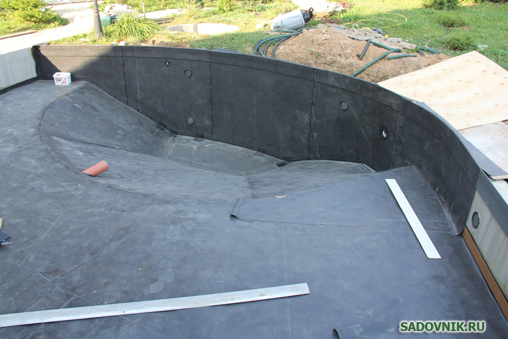 6. Гидроизоляция закончена.  Ровная поверхность без складок создана с помощью праймера, клеящей ленты и клея по бетону.